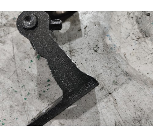 Петля двери задняя левая верхняя