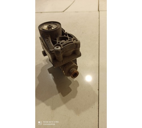 Кран пневматический регулятора давления тормозов передний левый