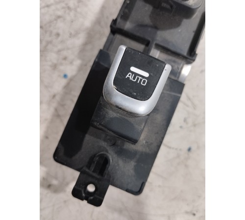 Кнопка стеклоподъемника задняя правая