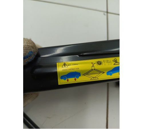 Домкрат с ключем