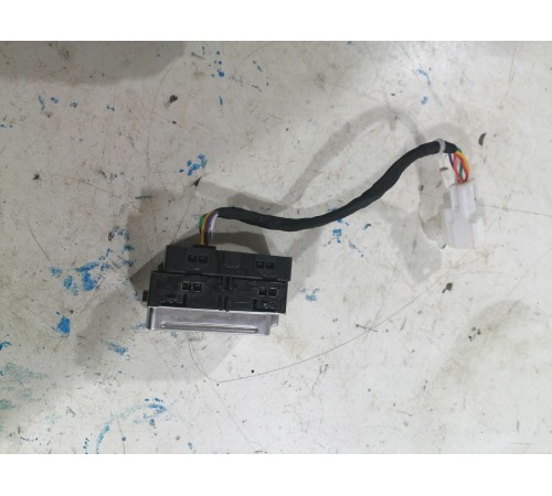 Кнопка стеклоподьемника