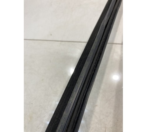 Уплотнитель двери (передний, правый)