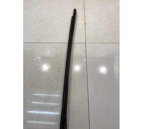 Уплотнитель двери (передний, правый)