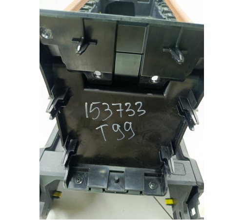 Центральная консоль с подлокотником