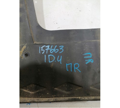 Брызговик передний правый