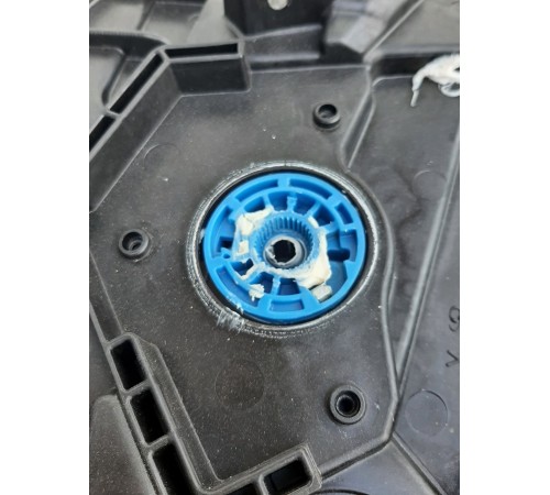 Стеклоподъемник (задний правый)