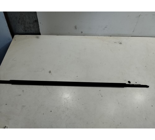 Уплотнитель стекла (передний левый)