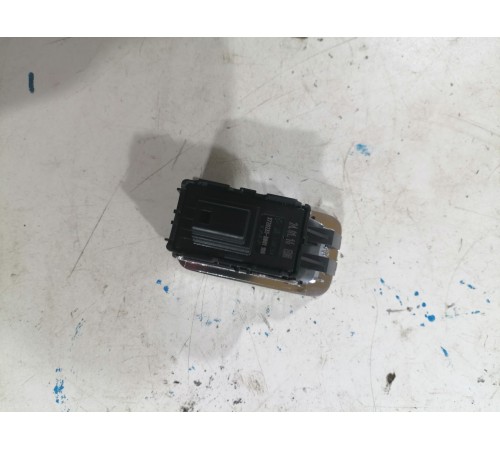 Кнопка открывания багажника