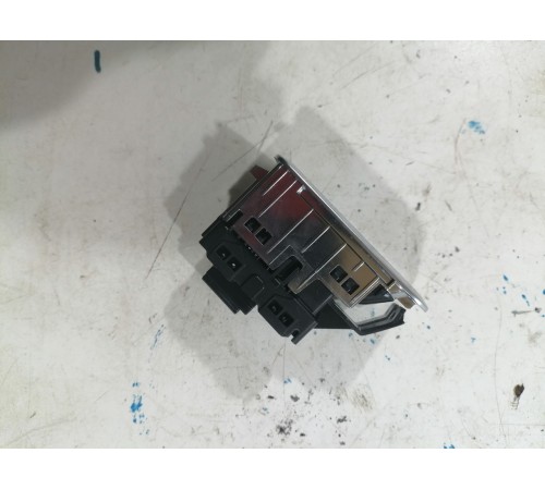 Кнопка открывания багажника