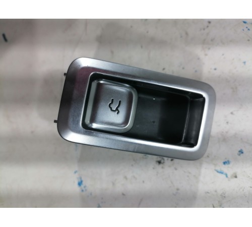 Кнопка открывания багажника