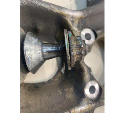 Кулак поворотный (передний правый)