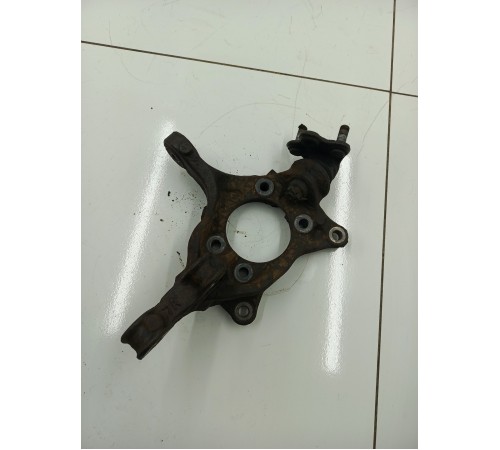 Кулак поворотный передний правый