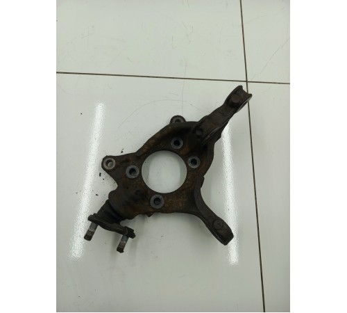 Кулак поворотный передний правый