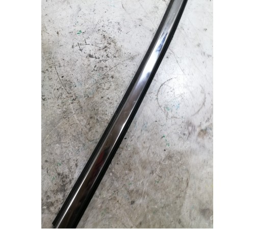 Уплотнитель стекла задний правый хром