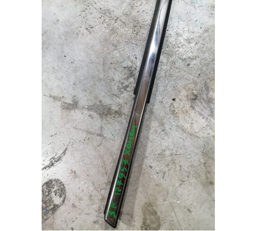 Уплотнитель стекла задний правый хром