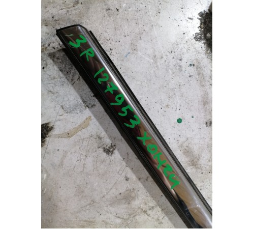 Уплотнитель стекла задний правый хром