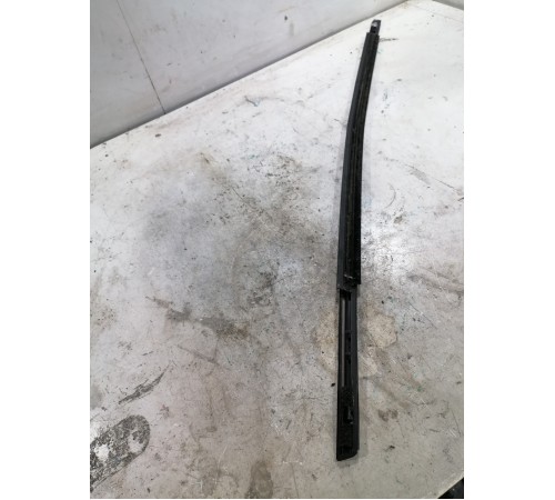 Уплотнитель стекла задний правый хром