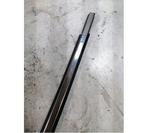 Уплотнитель стекла задний правый хром