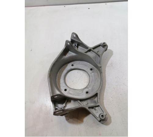 Кронштейн стойки передний левый