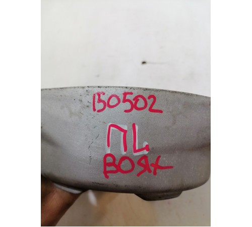 Кронштейн стойки передний левый