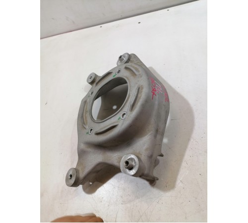 Кронштейн стойки передний левый