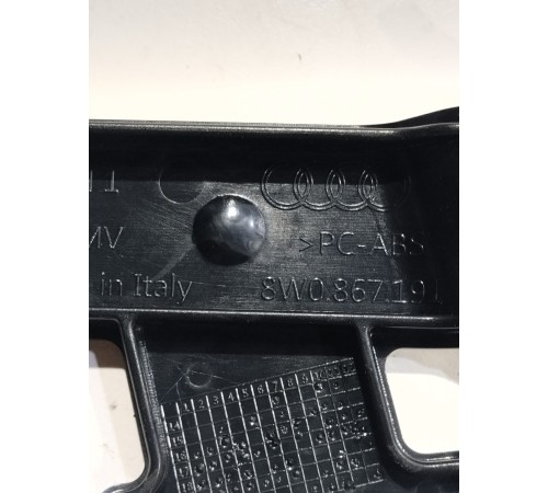 Держатель накладки стойки(левый)