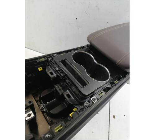 Центральная консоль с подлокотником