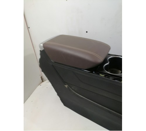 Центральная консоль с подлокотником