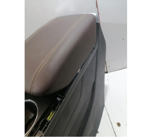 Центральная консоль с подлокотником