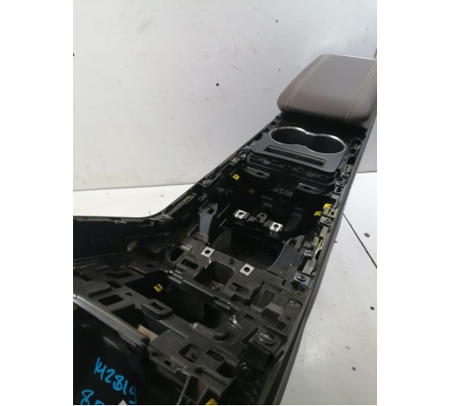 Центральная консоль с подлокотником