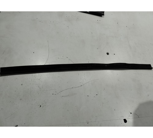 Уплотнитель двери(передний левый нижний)