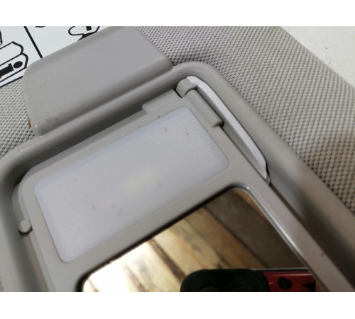 Козырек солнцезащитный правый