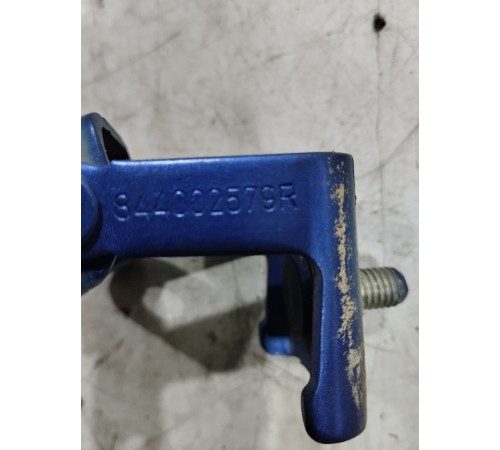 Петля крышки багажника(правая)