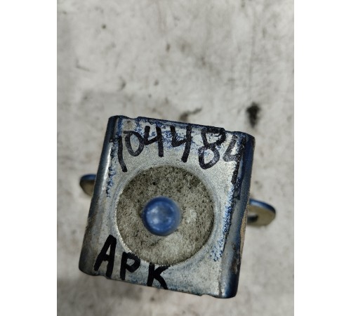 Петля крышки багажника(правая)