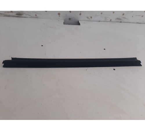 Уплотнитель стекла (задний, правый, внутренний)