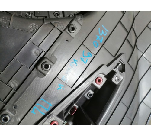 Обшивка двери передняя левая