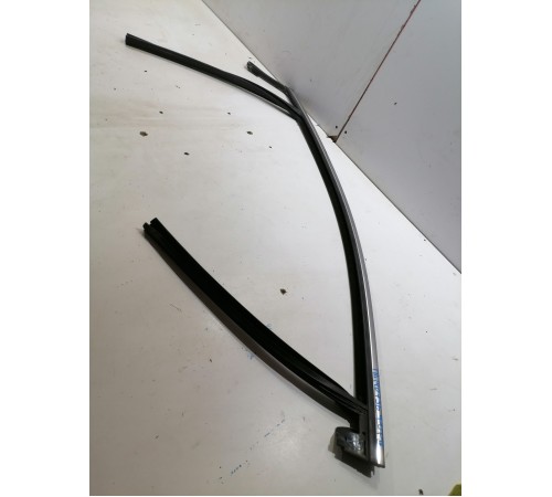 Уплотнитель стекла двери передний левый