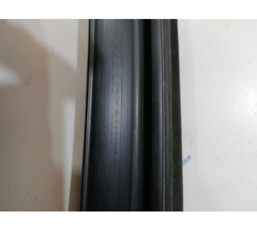 Уплотнитель стекла двери передний левый