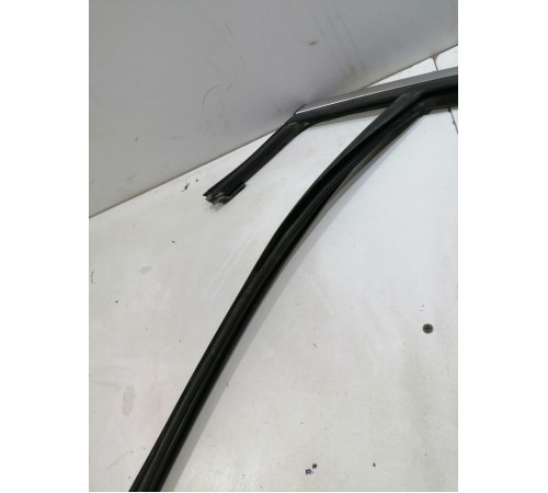 Уплотнитель стекла двери передний левый