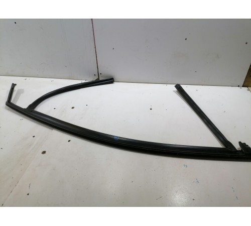 Уплотнитель стекла двери передний левый