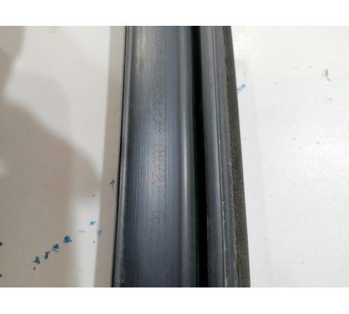 Уплотнитель стекла двери передний левый