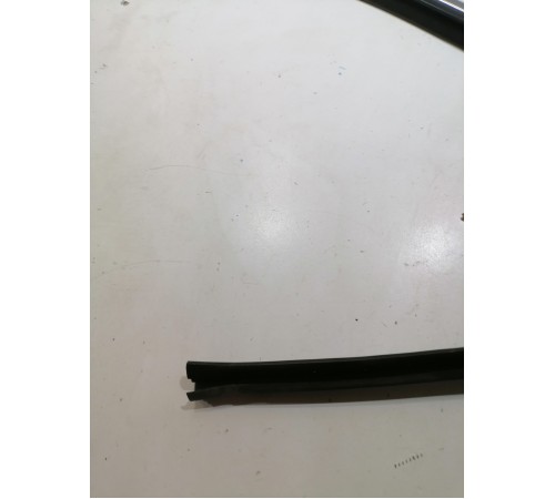 Уплотнитель стекла двери передний левый