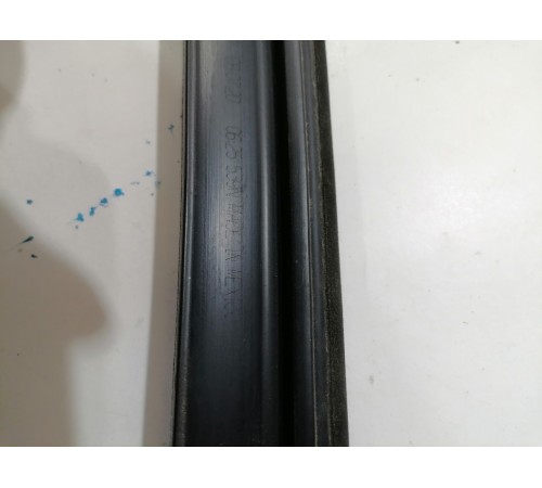 Уплотнитель стекла двери передний левый