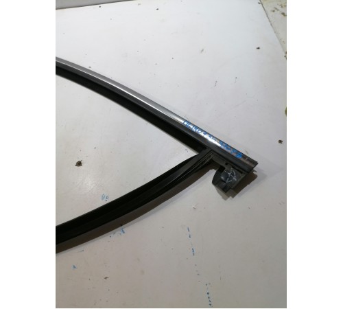 Уплотнитель стекла двери передний левый