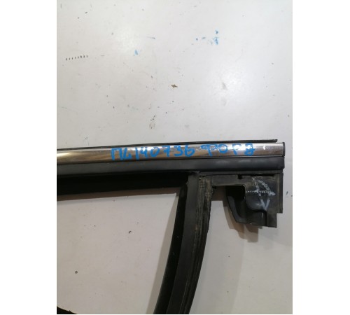 Уплотнитель стекла двери передний левый