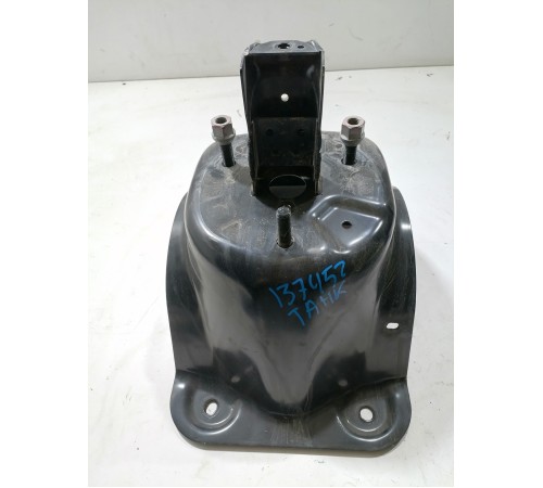 Кронштейн запасного колеса на крышку багажника