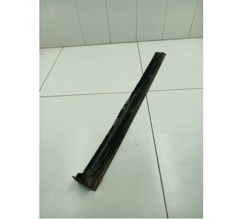 Уплотнитель порога двери передний правый