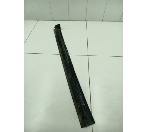 Уплотнитель порога двери передний правый