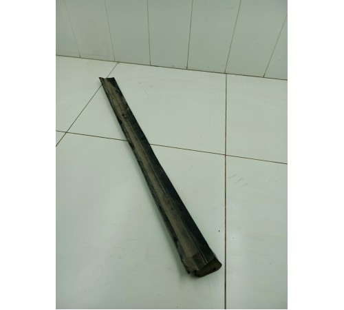 Уплотнитель порога двери передний правый