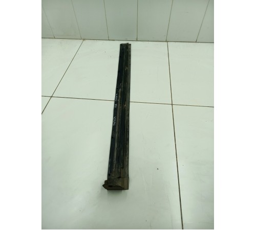 Уплотнитель порога двери передний правый